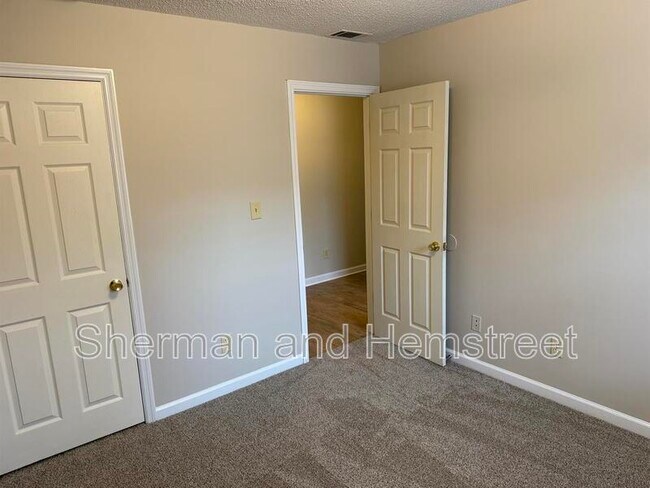 Building Photo - 404 Commons Dr
