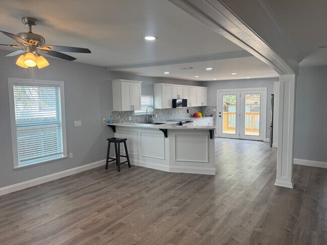 Building Photo - Large 4 bedroom West Tampa Bungalow