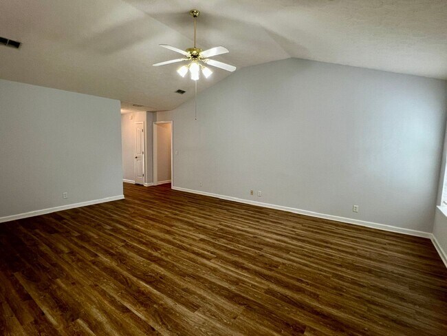 Building Photo - 3 bed, 2 Bath, Garage + Screened Back Porch, Near Cason Ln