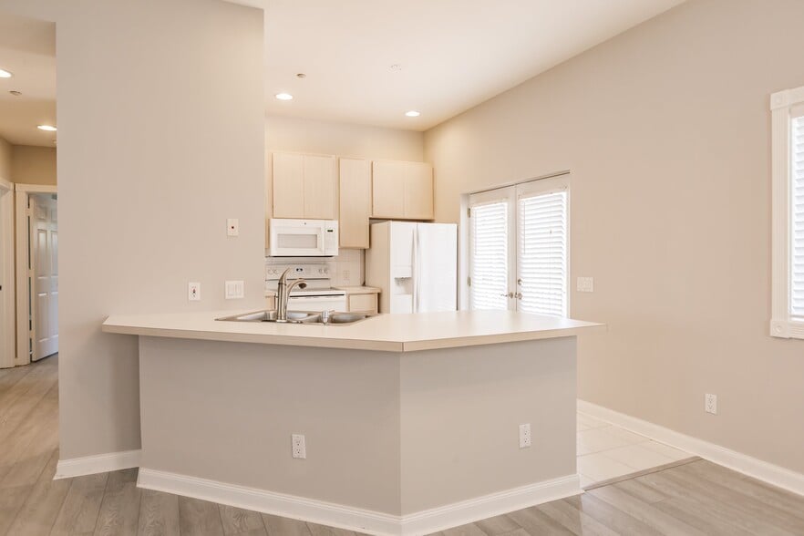 Building Photo - 3150 Village Walk Cir