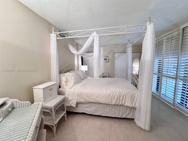 Building Photo - 6061 Collins Ave