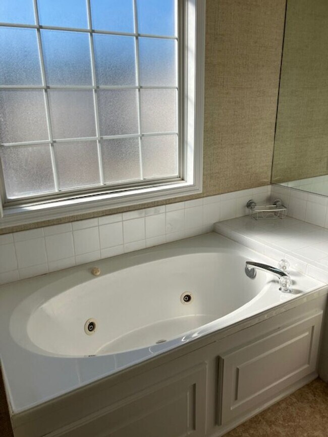 Building Photo - 715-L