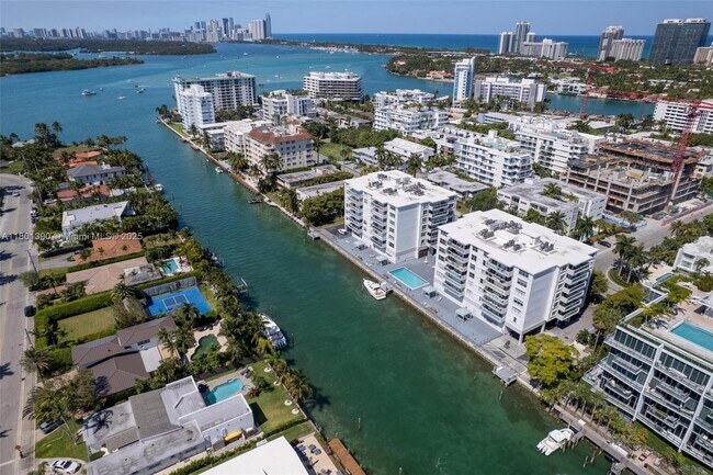 Building Photo - 10000 W Bay Harbor Dr