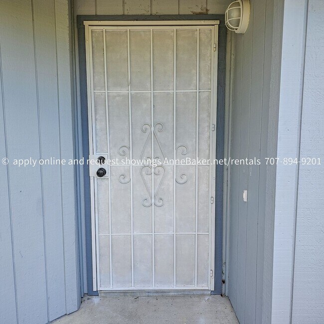 Building Photo - Exquisitely Updated Condo - Must See