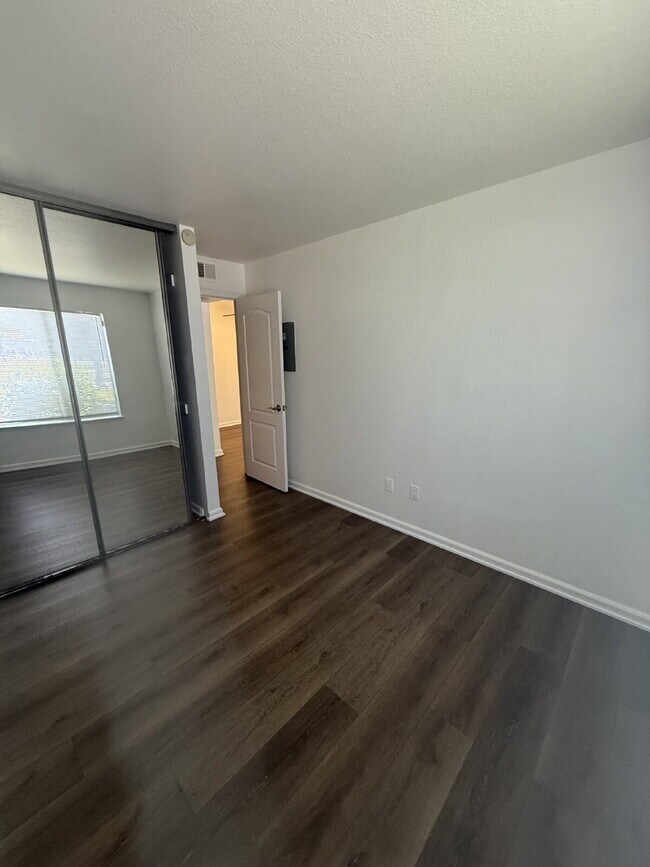 Building Photo - Beautiful 2 Bed, 1 Bathroom Lower-Level Co...