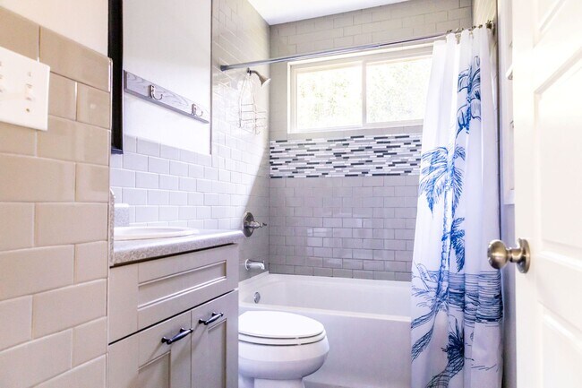 Building Photo - Gorgeous Home Located in Betton Hills, in ...