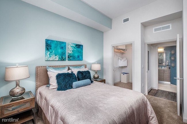 Building Photo - 1 br, 1 bath  - THE Q