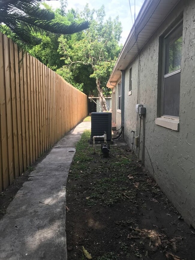 Building Photo - 3 bedroom 2 bath, corner lot