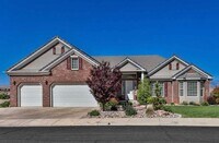 Building Photo - Beautiful, 6 Bedroom Home! 6 or 18 Month Lease!