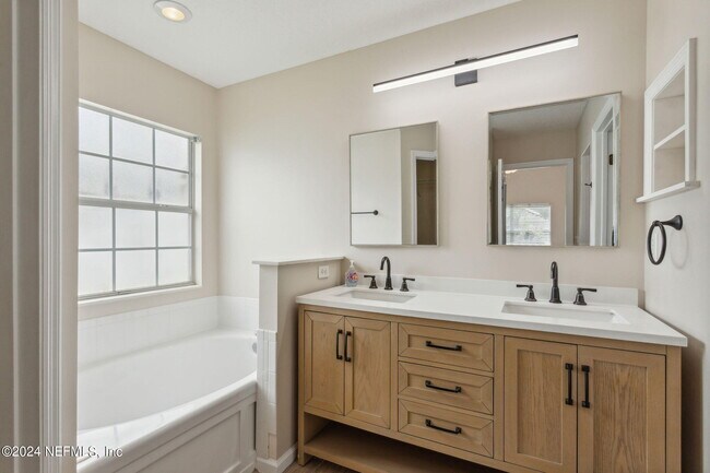 Building Photo - 13260 Bonaparte Ln