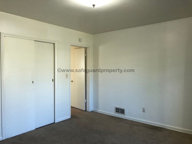 Building Photo - Great 3 Bedroom Duplex