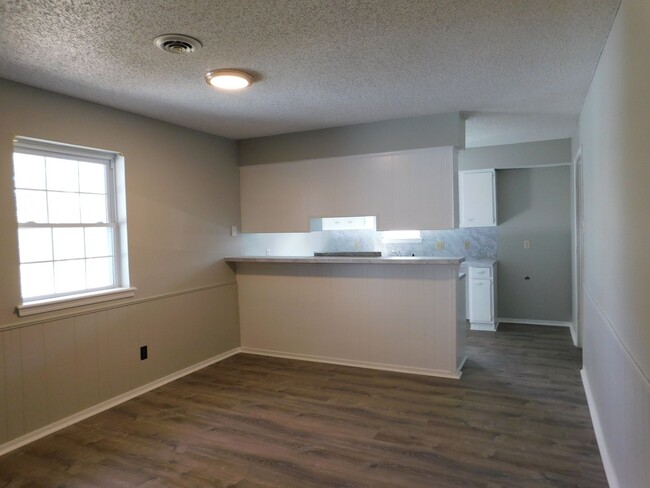 Building Photo - Newly Remodled 3 Bed 2 Bath Home Move In S...