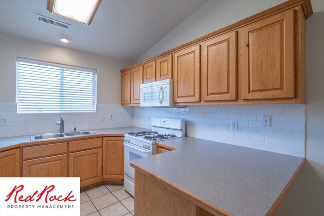 Building Photo - Spacious 3-Bed, 2-Bath Ivins Townhome – Do...