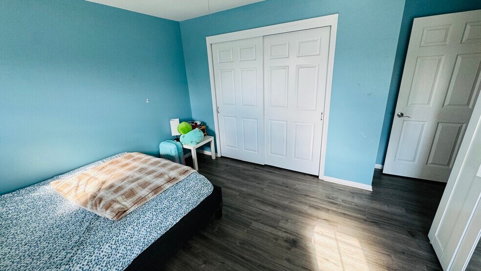 Building Photo - W174N5125 Mulberry Ln