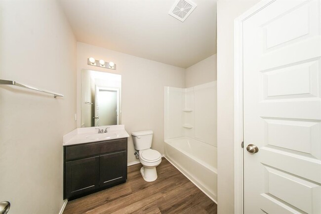 Building Photo - 2204 Dillards Dr