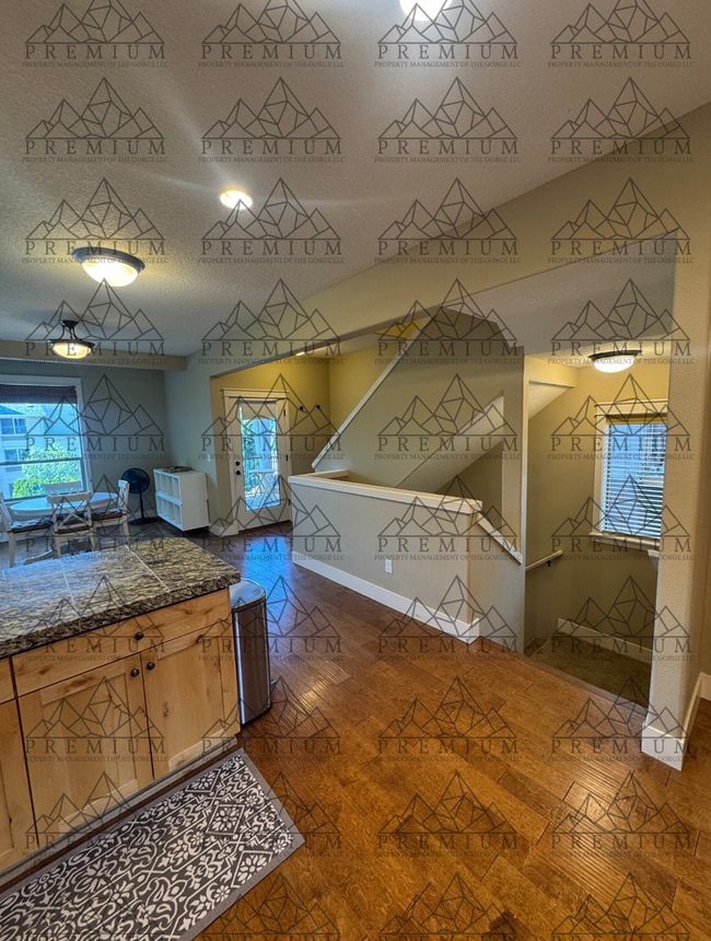 Building Photo - 3 Bedroom 4 Bathroom - Hood River