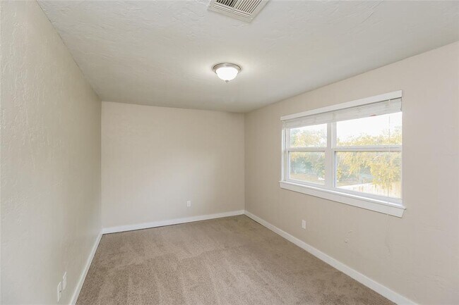 Building Photo - 1828 Sunrise Dr