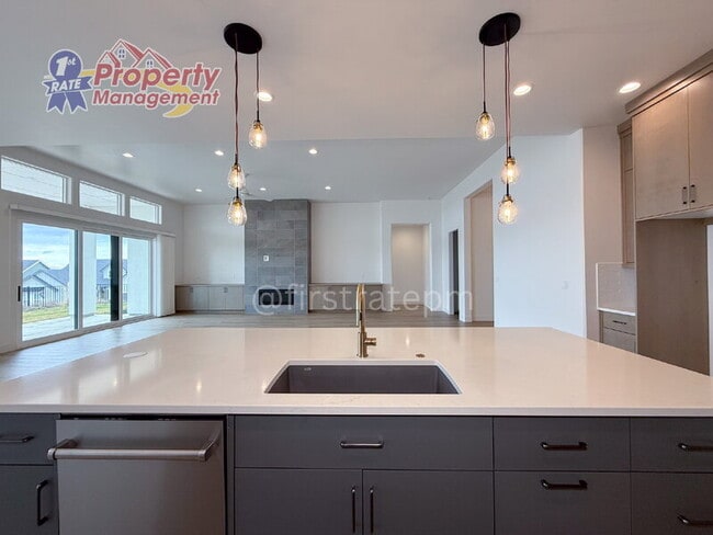 Building Photo - 3024 E Parulo Dr