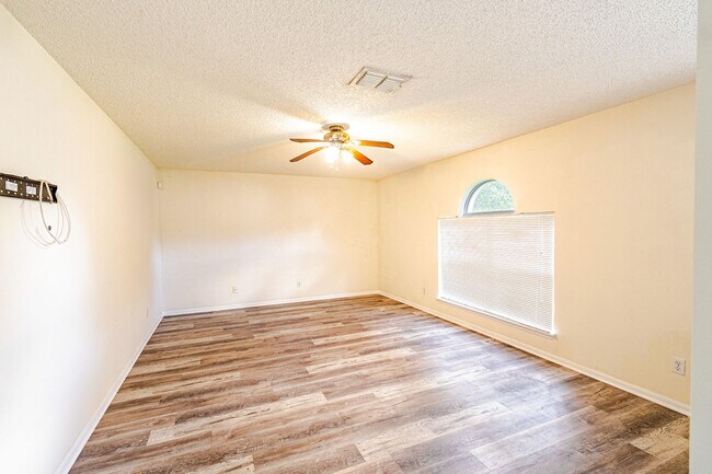 Building Photo - 167 SW Grove Ave