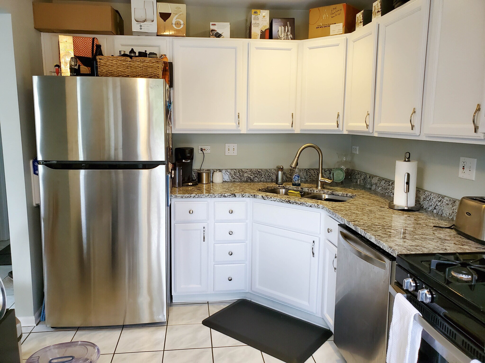 Kitchen - granite countertops & stainless steel appliances - 344 S Lancelot Ln