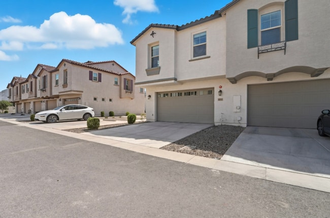 Building Photo - *Like Brand New Luxurious Modern 3 Bedroom 2 Bath Townhome in Warner Meadows!**