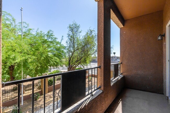 Building Photo - 2450 W Glenrosa Ave