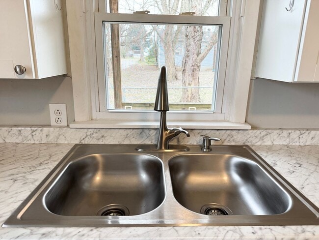 Building Photo - *3- Minutes from Jennie Stuart Medical Center*