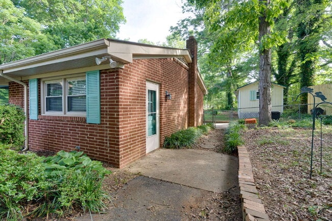Building Photo - Spacious 3-Bed Ranch Living in Hillsborough