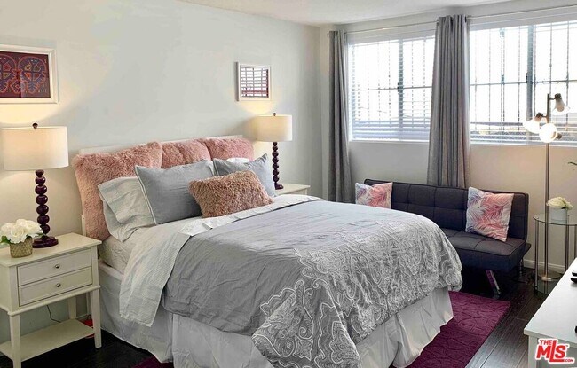 Building Photo - 1152 N Ogden Dr