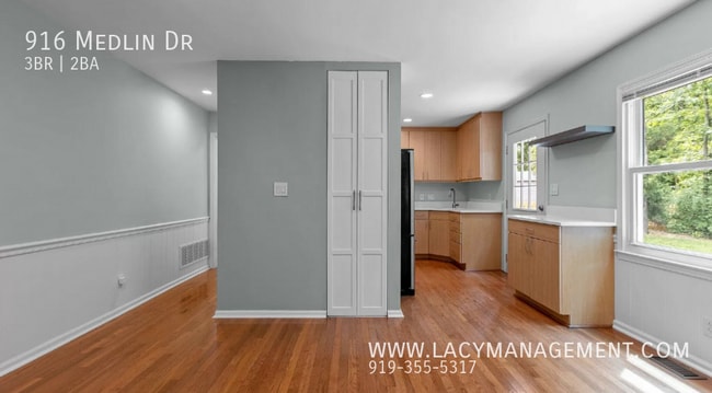 Building Photo - 916 Medlin Dr