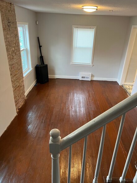 Building Photo - 47 1/2 Putnam St