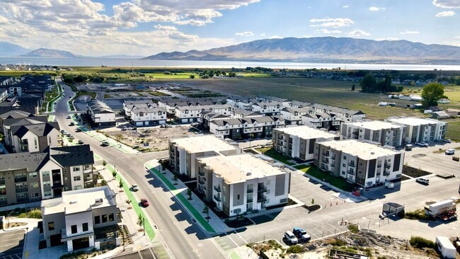 Building Photo - 1149 W 250 S