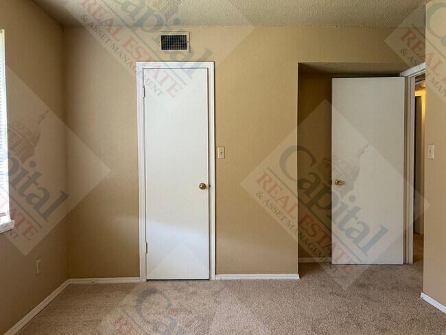 Building Photo - 1715 E Lindsey St