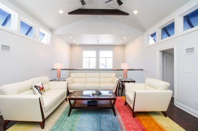 Building Photo - **STUNNING POOL HOME**4BEDS / 4.5BATHS**AQ...