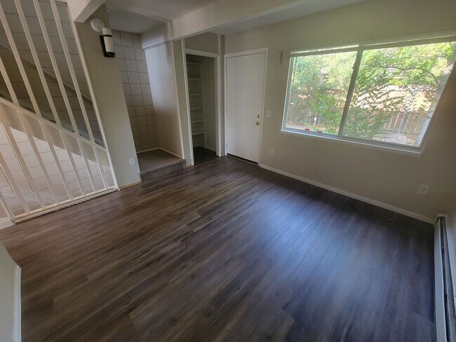 Building Photo - Sunny, newly remodeled 3 bed + office/2.5 bath in Applewood townhomes close to NOBO!
