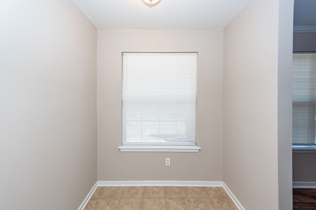 Building Photo - 2 Bedroom 2.5 Bath Townhouse in The Arbor ...