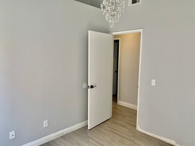 Building Photo - Nice Single Story Home