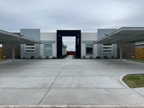 Building Photo - 2511 N Vineyard Ave