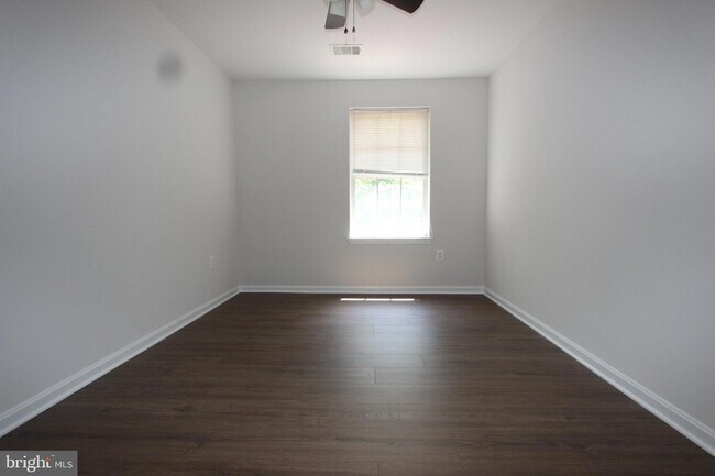 Building Photo - 406 Round Table Dr