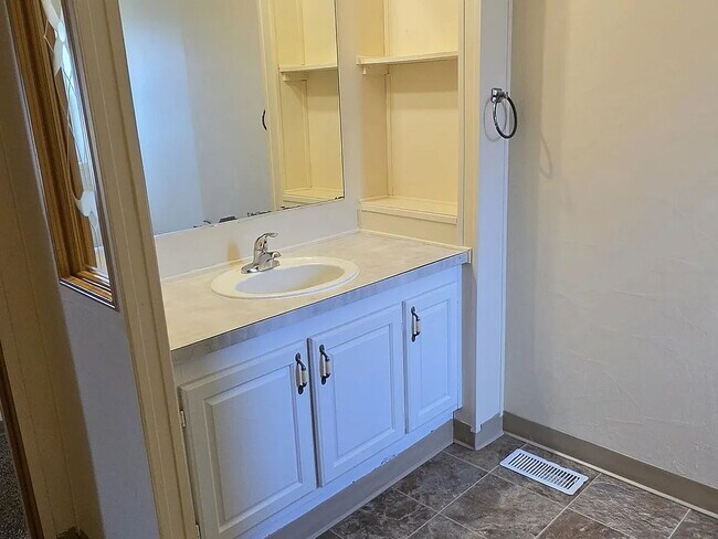 Building Photo - "Charming 4-Bedroom Retreat with Cozy Fireplace in Woodburn – 1900 Sq Ft of Comfort!"