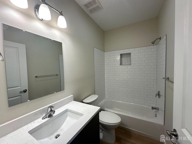 Building Photo - 88 Louis St