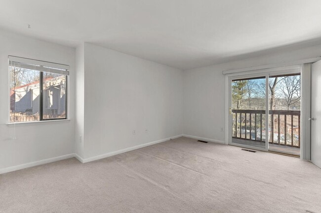 Building Photo - Updated 1800+ sq/ft 3 bdrm 2.5 bath end unit townhome