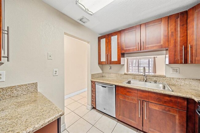 Building Photo - 5031 W Oakland Park Blvd