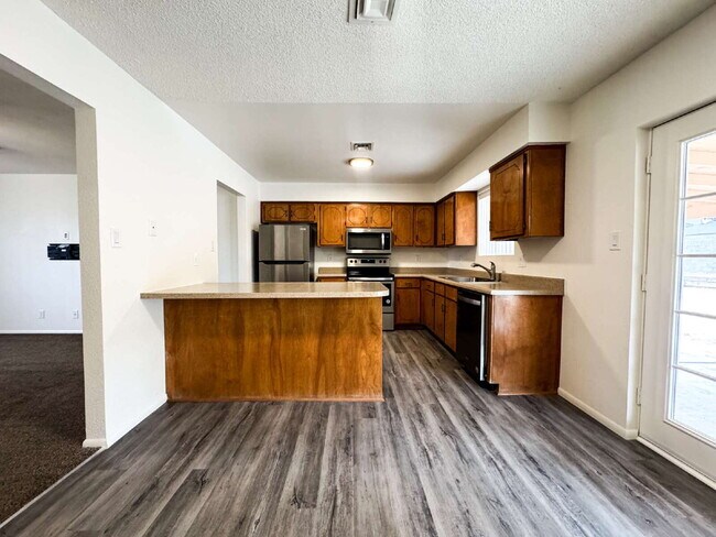 Building Photo - "Centrally located 3 bedroom, 2 bathroom H...