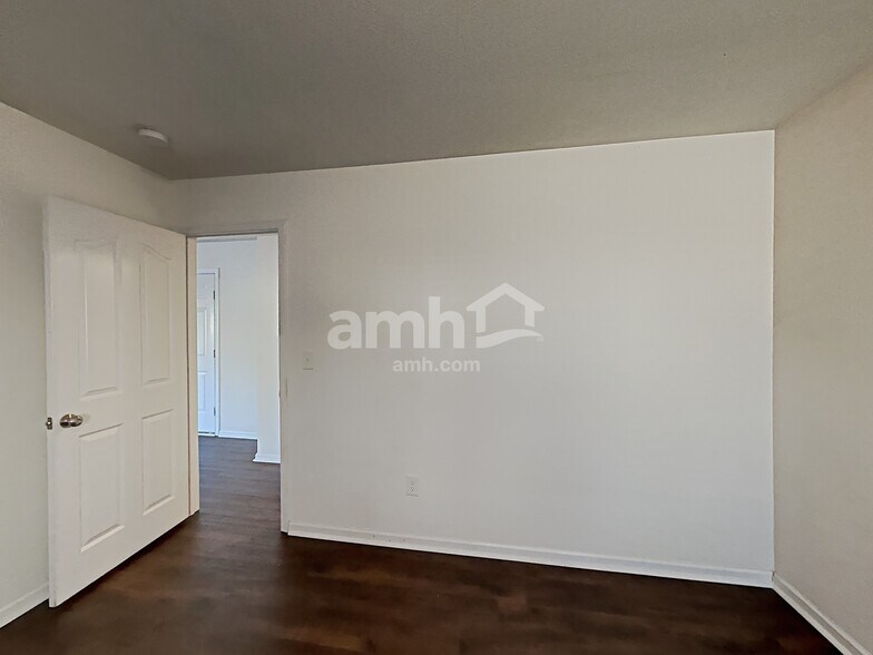 Building Photo - 6236 Leslie Dr