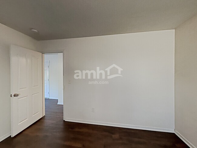 Building Photo - 6236 Leslie Dr