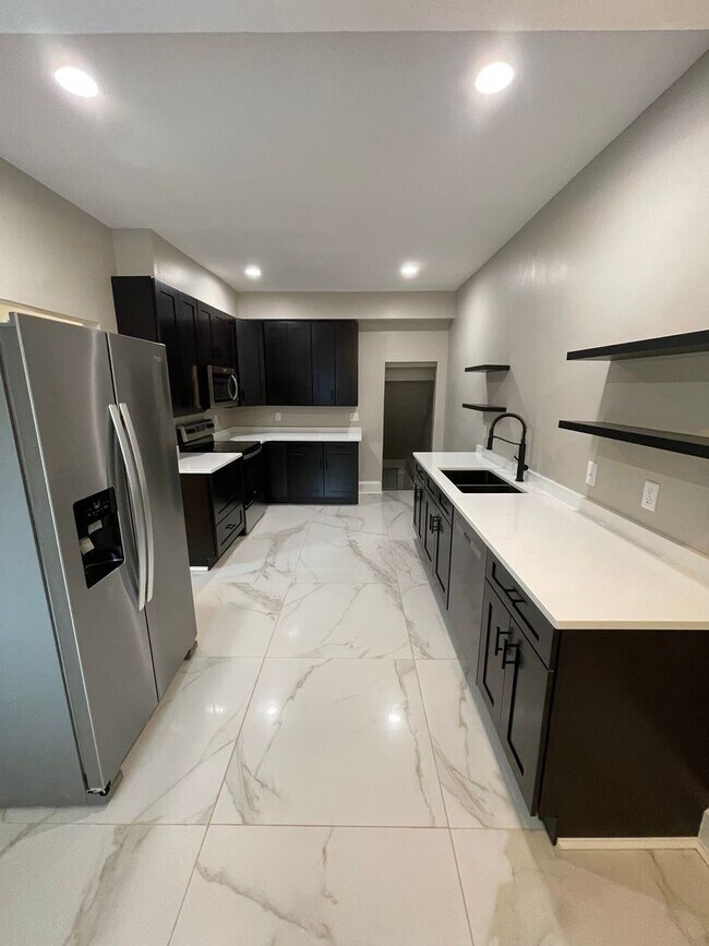 Building Photo - AVAILABLE Immediately!- 3 Bed 2 Bath Single family home!