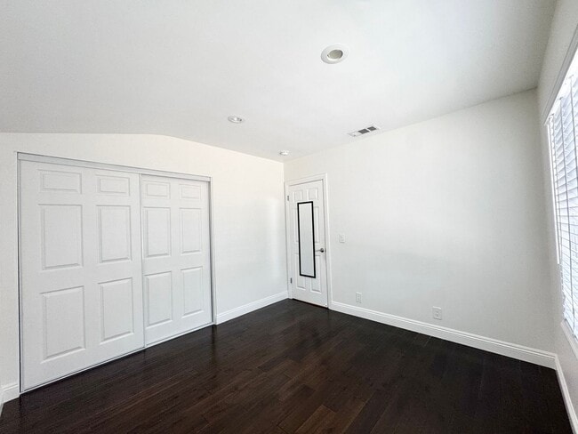 Building Photo - Beautiful 4 Bedroom 3.5 Bathroom Home in t...