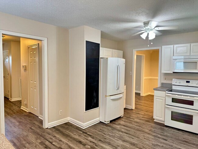 Building Photo - Great Location!!3 Bed/2.5 Bath near exit 1...