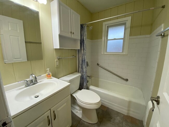 Building Photo - 303 Branham Ave SW